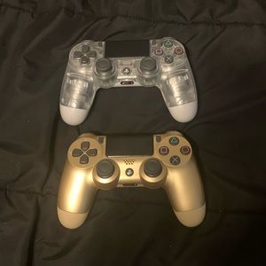 2 PlayStation 4 controllers